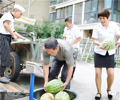 買下一整車西瓜，讓瓜農(nóng)早點(diǎn)回家
